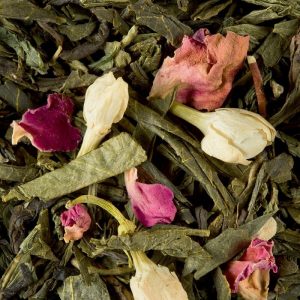 Thé vert Bali de la Maison Dammann composé de feuilles de thé vert agrémenté de pétales de rose et de fleurs de jasmin