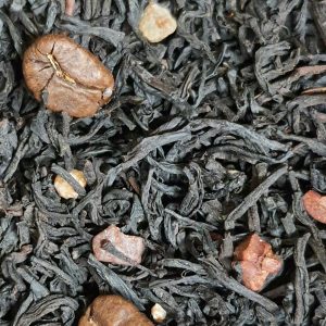 Thé noir Capuccino, un thé noir en vrac parsemé de grains de café torréfié et de morceaux de chocolat
