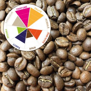 Grains de café torréfiés du Kenya