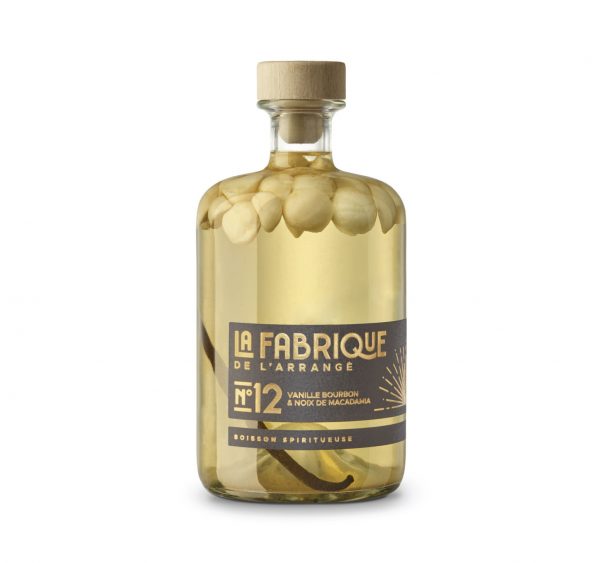 Rhum arrangé de la Fabrique, n°12 composé d'une gousse de vanille et de noix de macadamia.