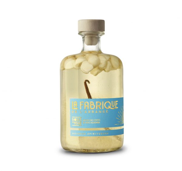 Rhum arrangé de la Fabrique, Boule de Neige composé de noix de macadamia, d'une gousse de vanille et de noix de coco.