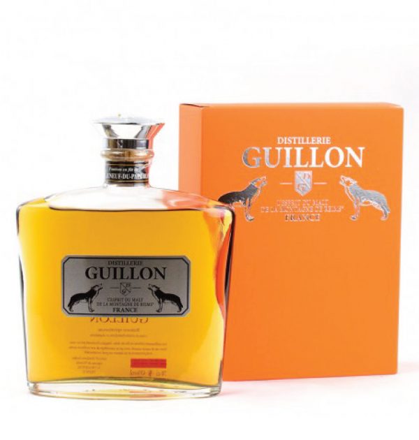 Boisson spiritueuse de la Maison Guillon, Finition Chateauneuf du Pape. Bouteille en forme de carafe avec son étui orange.