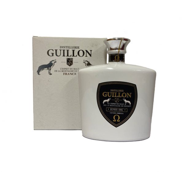 Boisson spiritueuse française La Cuvée Oméga de la Maison Guillon. Bouteille blanche opaque style carafe accompagnée de son étui.
