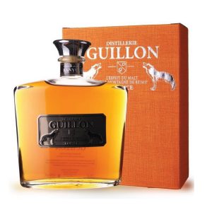Boisson spiritueuse de la Maison Guillon, Finition Banyuls. Bouteille en forme de carafe avec son étui orange.