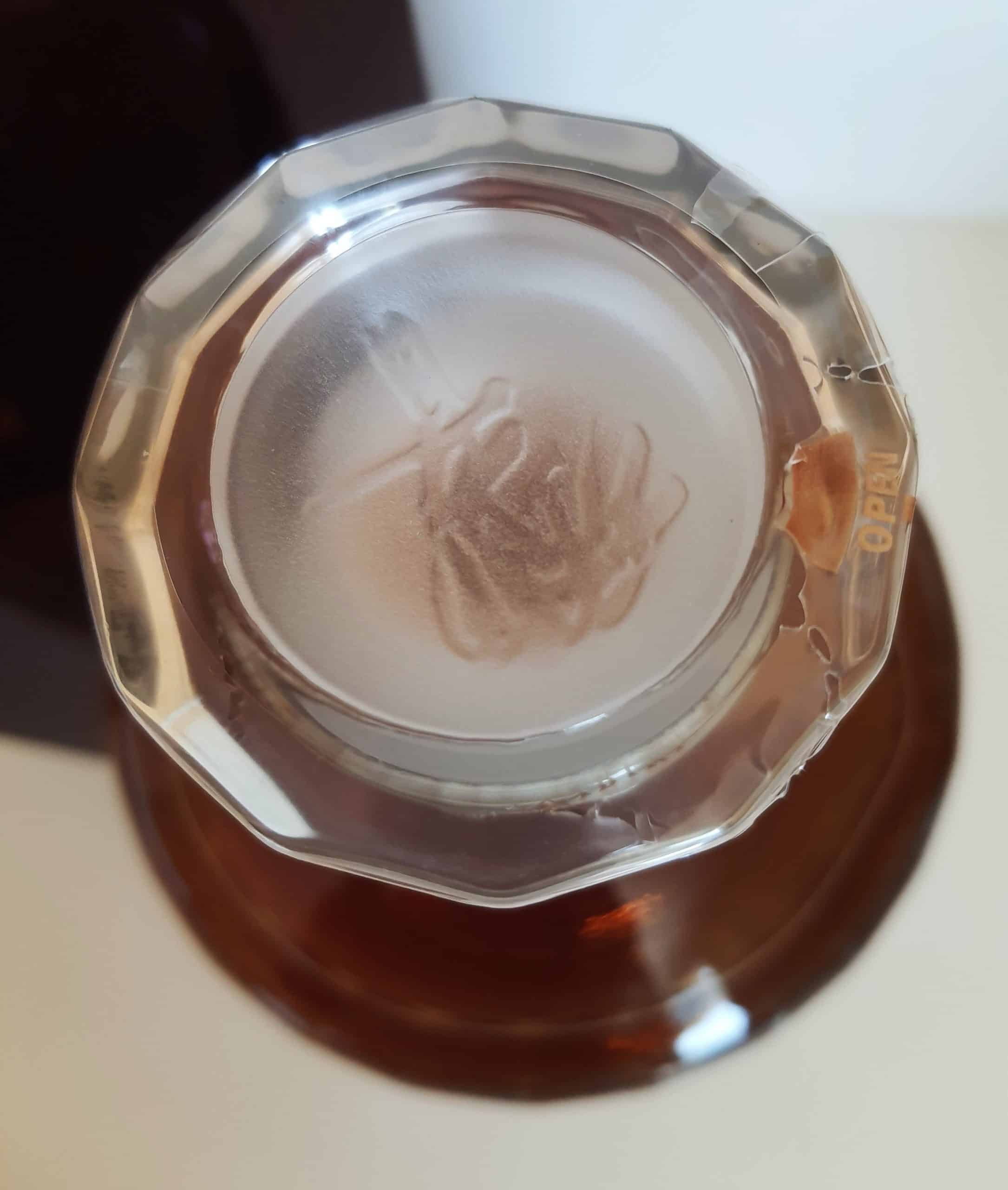 Un assemblage composé des meilleurs single malts de Yamazaki et Hakushu et subtilement mélangés avec du whisky de grain de la distillerie de Chita.