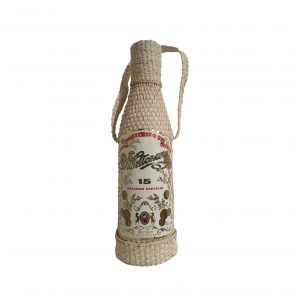 Rhum Millonario 15 Reserva Especial Bouteille reconnaissable à sa présentation car elle est recouverte d'une paille spéciale (tressée à la main par des artisans locaux). Paille utilisée pour confectionner les célèbres chapeaux Panama.