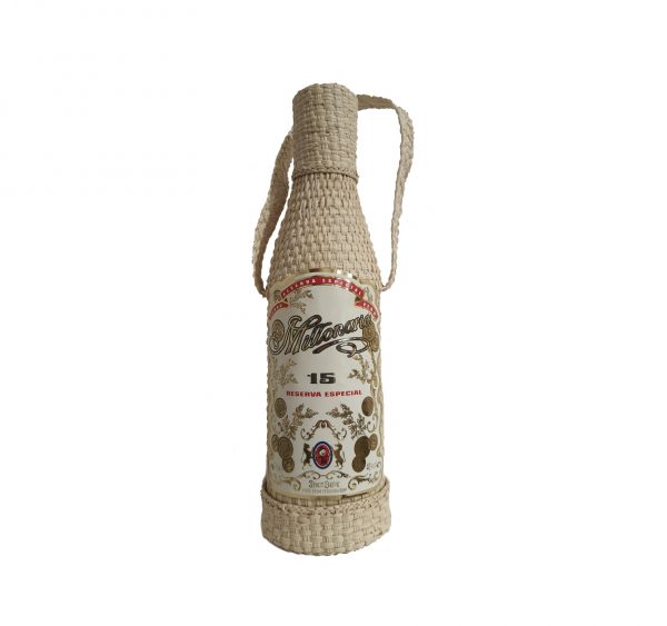 Rhum Millonario 15 Reserva Especial Bouteille reconnaissable à sa présentation car elle est recouverte d'une paille spéciale (tressée à la main par des artisans locaux). Paille utilisée pour confectionner les célèbres chapeaux Panama.
