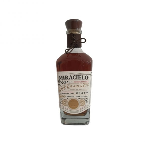 Boisson spiritueuse du Guatemala Miracielo Reserva Especial, un Spiced rum. La bouteille est parée d'une collerette en cuir, confectionnée à la main.