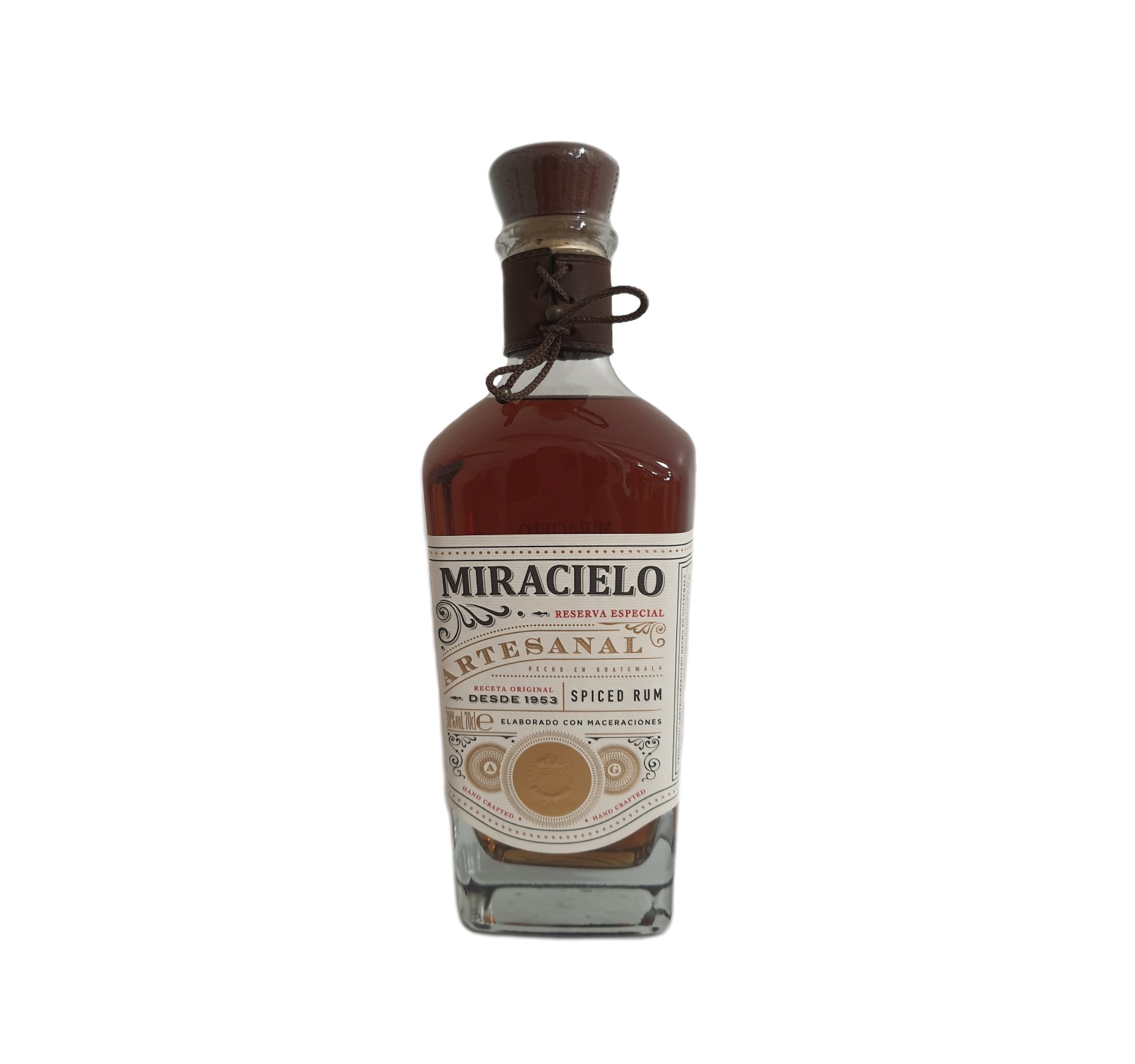 Boisson spiritueuse du Guatemala Miracielo Reserva Especial, un Spiced rum. La bouteille est parée d'une collerette en cuir, confectionnée à la main.