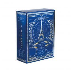 Un coffret de 3 thés aromatisés, d'un thé noir et d'une infusion de la marque Dammann présentés dans un joli coffret bleu nuit avec pour décor la Tour Eiffel étincelante d'or