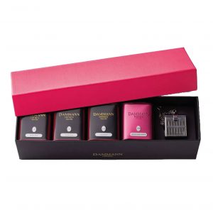 Une sélection de 3 thés en vrac et d'un carcadet présentés dans des petites boites de 30g. Les 4 boites sont présentées dans un écrin avec un infuseur.
