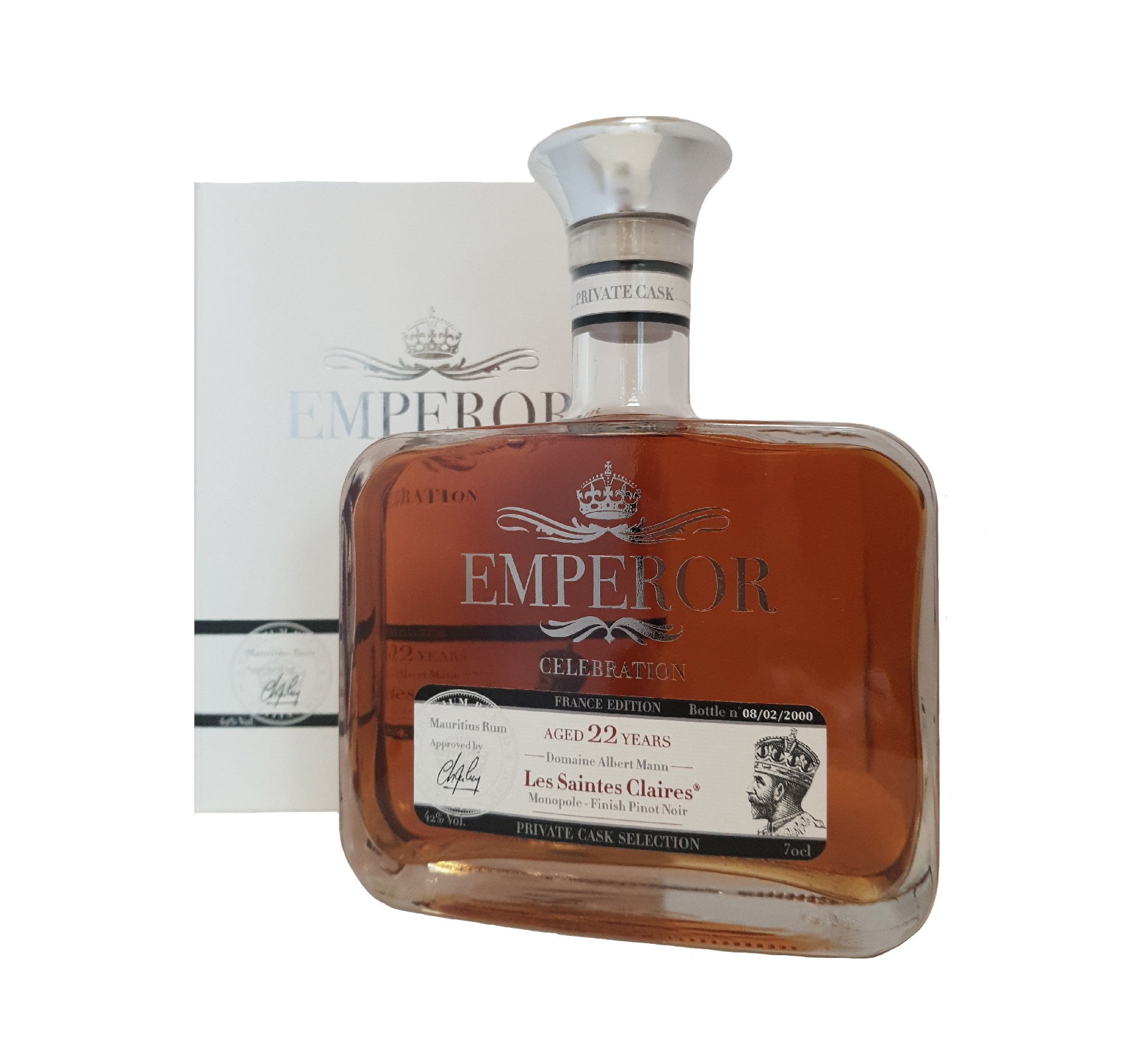 Rhum Emperor Celebration 22 ans avec une Finition en fûts de vin "Les Saintes Claires" du Domaine Albert Mann en Alsace.