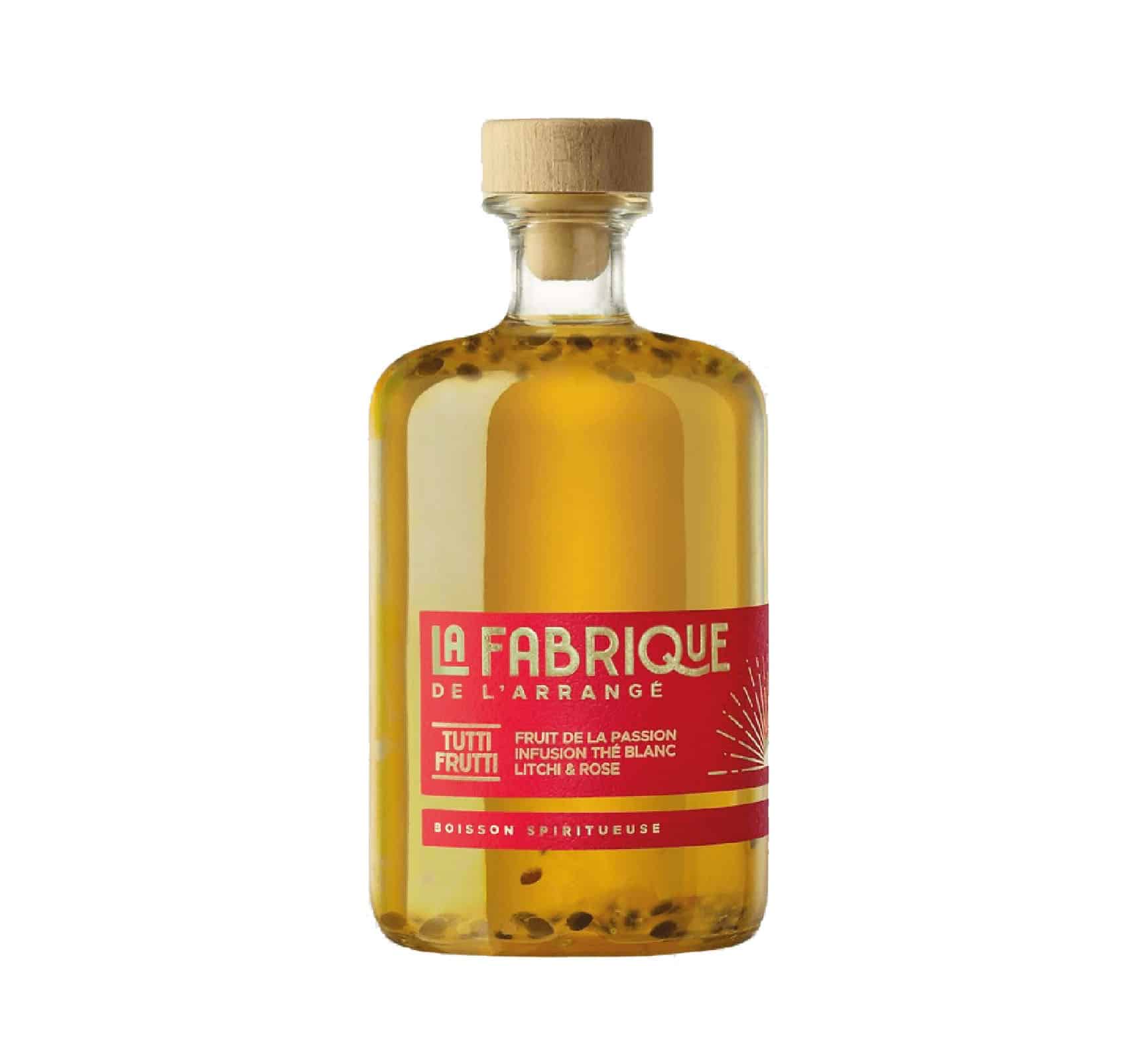 Tutti Frutti, une délicieuse boisson spiritueuse qui allie la gourmandise des fruits de la passion à la douceur d’une infusion de thé blanc, le tout sur un lit de rose et une pointe de litchi.