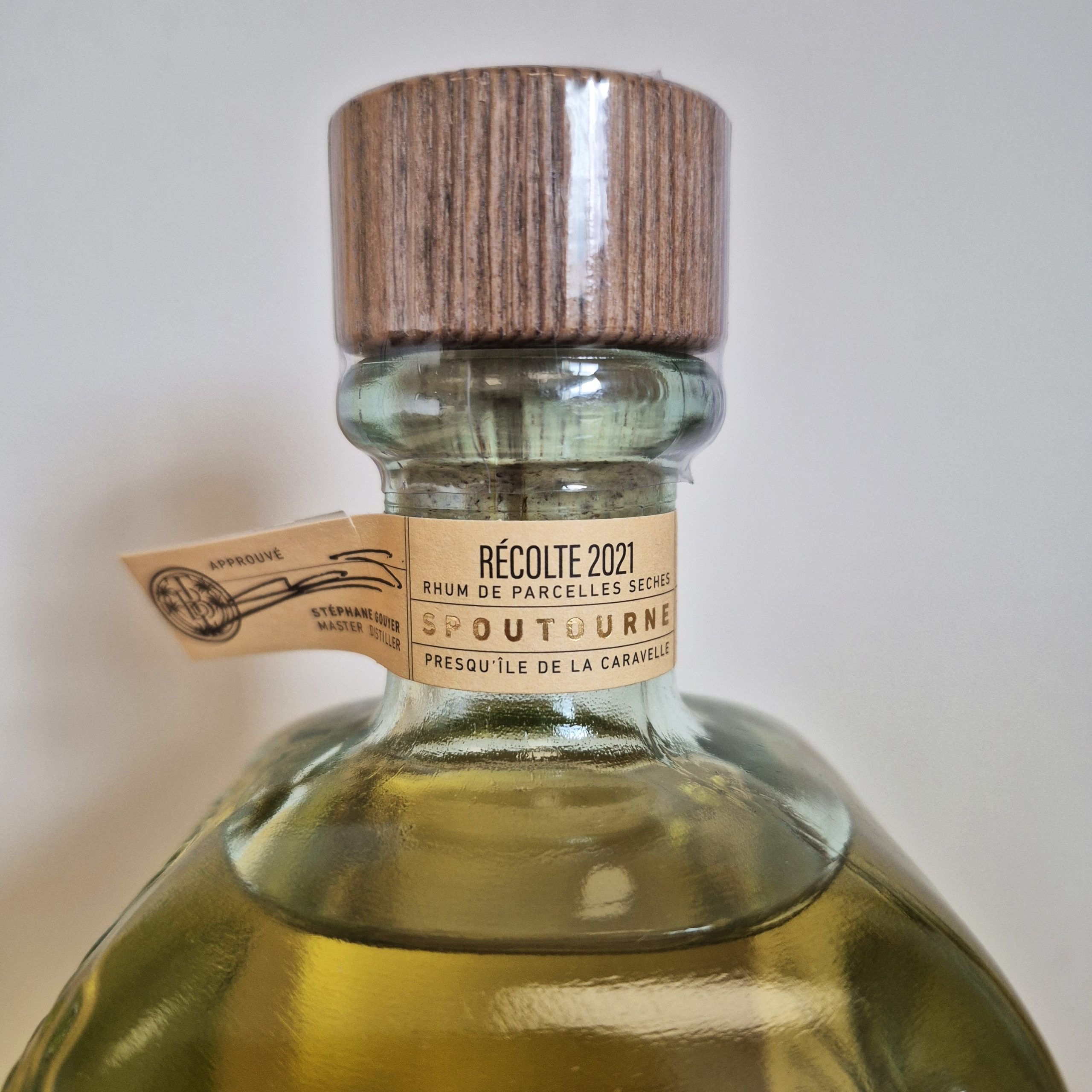 Un rhum ambré harmonieux avec une multitude de notes florales. Il combine des notes boisées agréables et des impressions de fruits exotiques, de notes de coco.