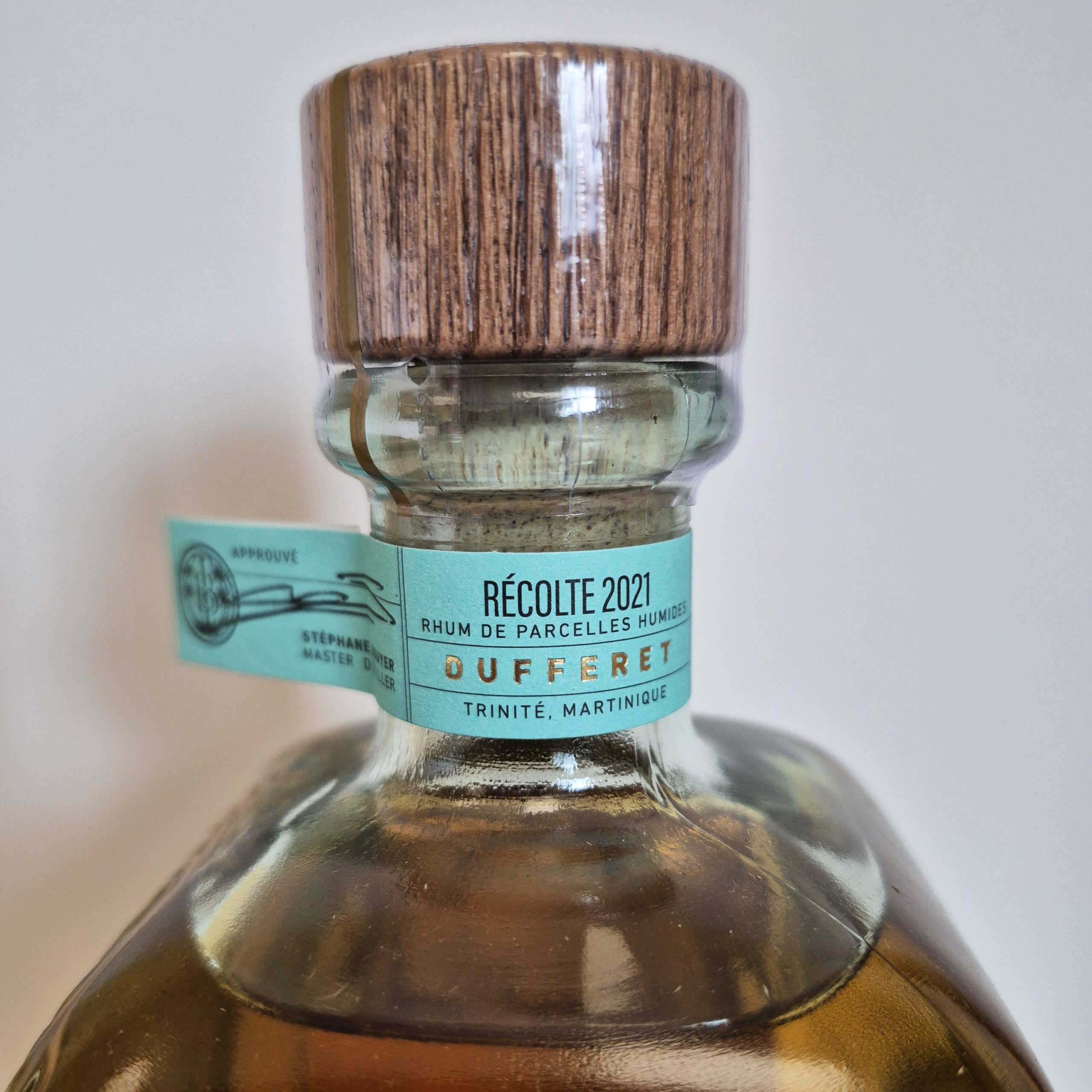 Un rhum ambré avec des notes de fruits confits et de fruits secs, des notes épicées et chocolatées.  Une expression boisée, avec des notes délicates de vanille et de fines touches minérales.