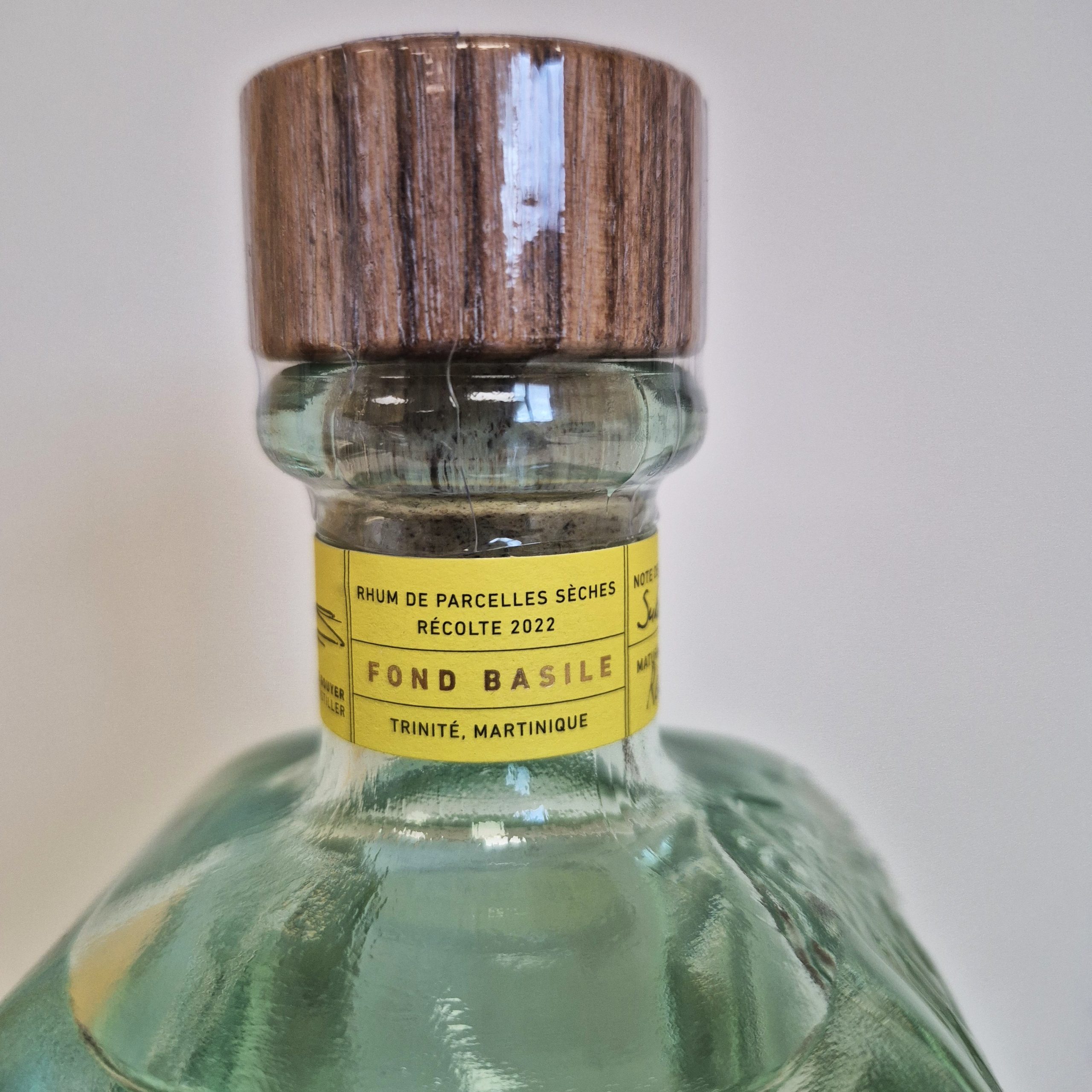 Un rhum blanc d'une étonnante complexité et d'une remarquable richesse aromatique. Notes sauvages, mentholées et florales.