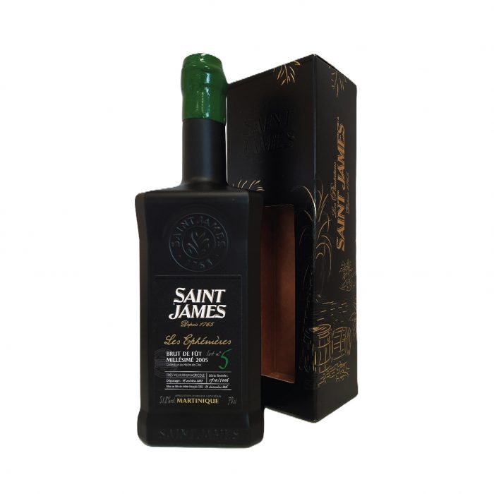 Les Ephémères 2005, un rhum vieilli 16 ans très apprécié pour son équilibre et sa longueur en bouche.