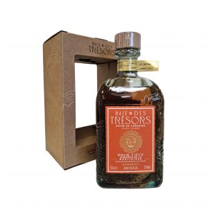 Baie des Trésors Karakoli 2020 est un rhum très typé terroir, puissant mais élégant, qui met en avant la singularité des terres sèches de la Caravelle.
