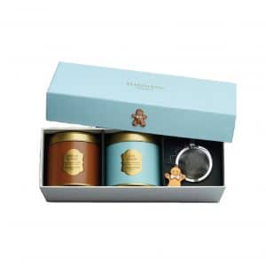 Charmant petit coffret contenant deux mélanges de Noël de la Maison Dammann présentés en boîtes de 40g et associés à un infuseur orné d'une amusante figurine représentant un petit bonhomme en pain d'épices