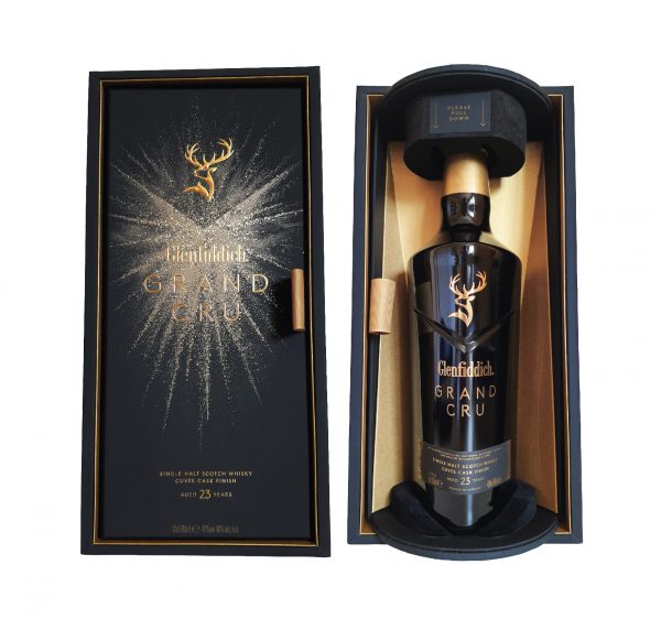 Un Single Malt vieilli pendant au moins 23 ans en fûts de chêne américain (ex-Bourbon) et européen (ex-sherry) avec une finition en fûts de chêne français ayant contenu des vins pétillants de prestige notamment de la région champenoise.