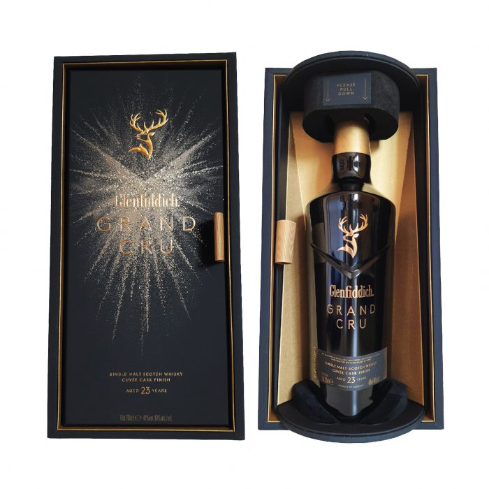 Un Single Malt vieilli pendant au moins 23 ans en fûts de chêne américain (ex-Bourbon) et européen (ex-sherry) avec une finition en fûts de chêne français ayant contenu des vins pétillants de prestige notamment de la région champenoise.