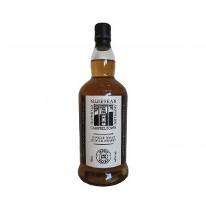 Un whisky légèrement tourbé qui a profité d’une maturation en fûts de Bourbon (70%) et de fûts de Sherry (30%).