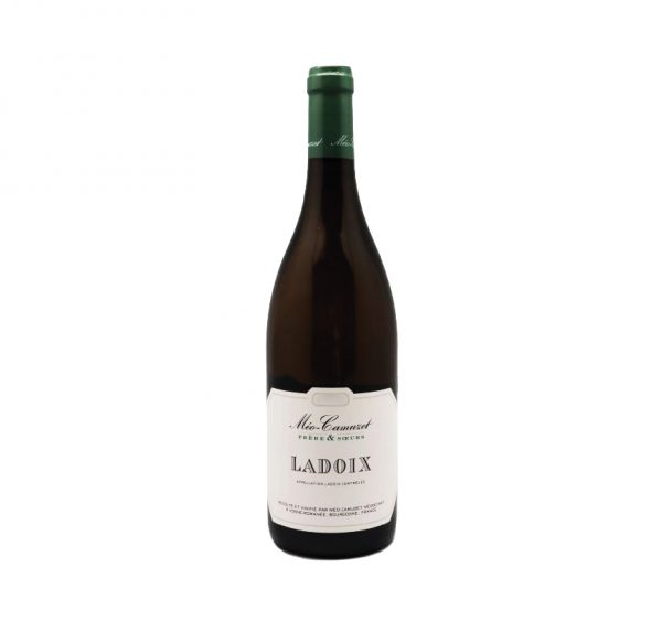 Un terroir situé au pied des Corton, sur un sol pierreux et calcaire qui confère une belle minéralité et une belle fraîcheur à ce vin blanc de Bourgogne.