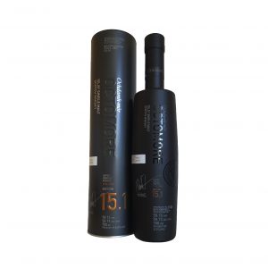 L’Octomore 15.1 est une véritable déclaration d’intensité et de maîtrise.