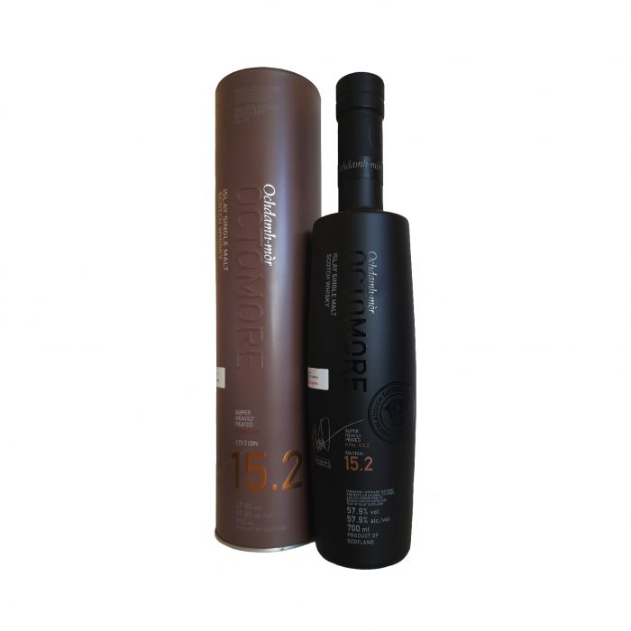 Le 15.2 est une variation sophistiquée du 15.1. Il conserve la puissance brute d’Octomore tout en ajoutant une élégance texturée, presque gourmande.