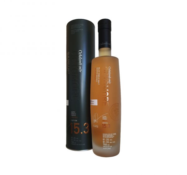 L'Octomore 15.3 c’est le rugissement d’Islay dans sa forme la plus brute et la plus locale.