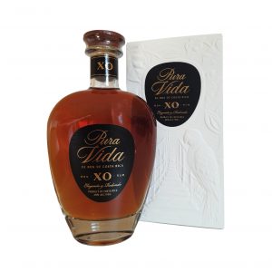Pura Vida XO, rhum Extra Old vieilli sous deux climats qui marie la générosité des tropiques à l’élégance française : chaud, enveloppant, délicatement boisé
