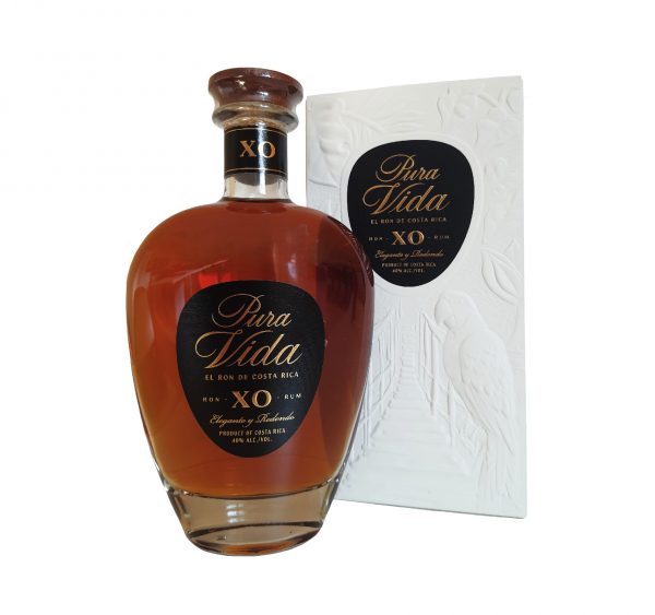 Pura Vida XO, rhum Extra Old vieilli sous deux climats qui marie la générosité des tropiques à l’élégance française : chaud, enveloppant, délicatement boisé