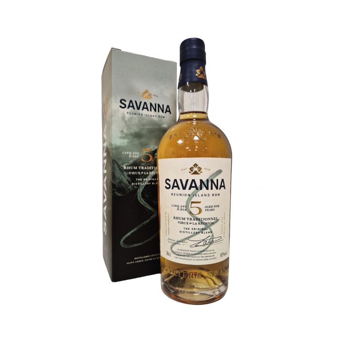 Savanna 5 ans est issu d'un assemblage de rhums de mélasse vieillis 5 ans sous les tropiques en fûts ex cognac.