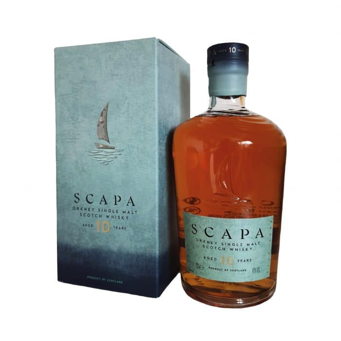 Scapa 10 ans, un whisky raffiné et non tourbé, vieilli dans d'anciens fûts de chêne américain et marqué par des notes subtils de fruits tropicaux.