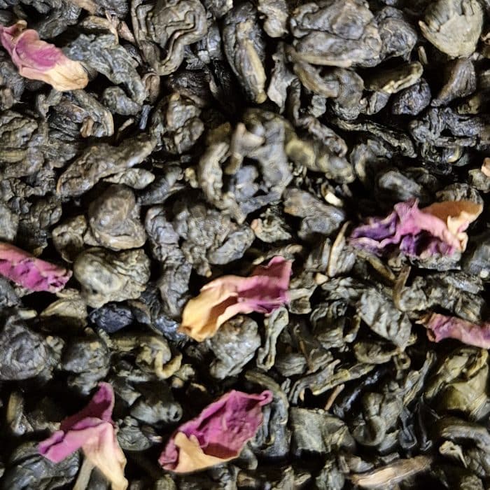 Le thé vert litchi rose à un côté oriental, sensuel et gourmand. Il vous accompagnera toute l’année aussi bien chaud que froid.