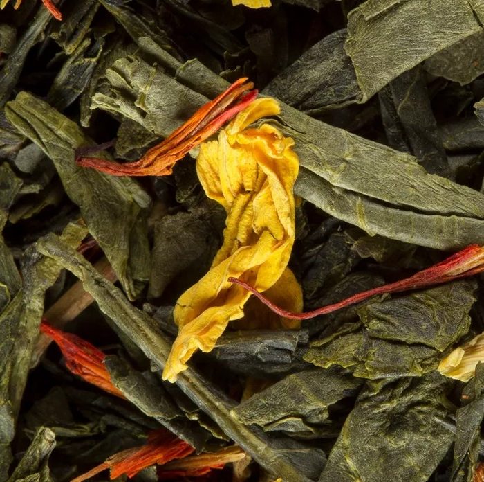 Vanille amande de la Maison Dammann un thé aux notes fruitées où le thé vert s’allient à la vanille et à l’amande pour un équilibre frais et gourmand.