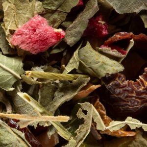 La Tisane Fruits Rouges de la Maison Dammann offre une tasse harmonieuse et gourmande mêlant verveine, tilleul, cynorrhodon et cassis.